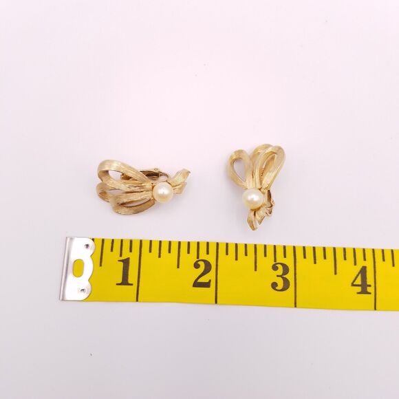 Vintage Earrings Clip On Gold Tone Brushed Textured Ribbon Faux Pearl - Picture 5 of 5